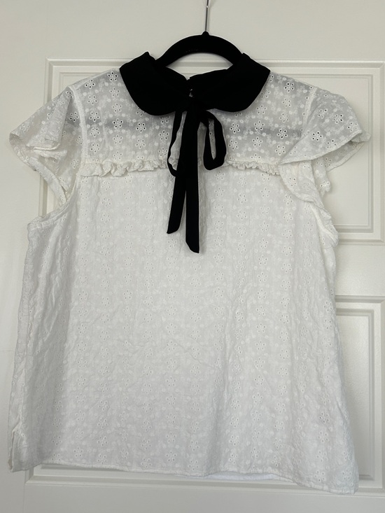 CeCe Tops - Cece Eyelet Tie-Neck Flutter Sleeve Top - White with Black Collar Bow